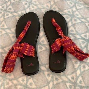 Sanuk yoga sling Ella with pink and orange fabric